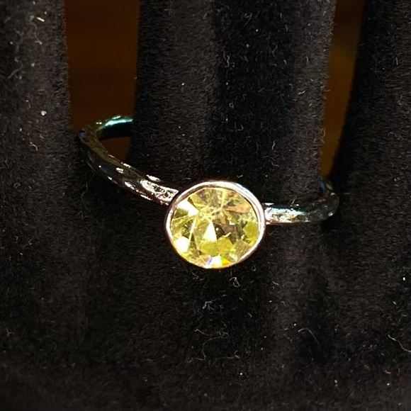 Silver-Tone Hammered Band Ring w/ Yellow-Green Crystal Rhinestone – Size 8 - Picture 4 of 10